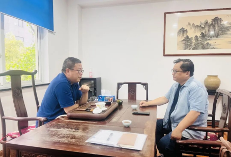 协会秘书处向会长汇报交流工作