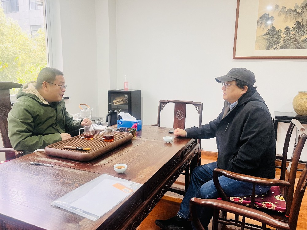 协会秘书处向会长汇报交流工作